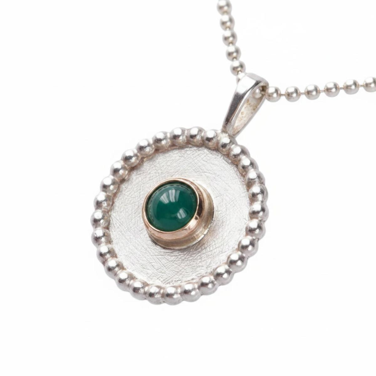 Bicolor-Anhänger aus 925 Sterling Silber ist mit einem grünem Achat-Stein in einer Fassung aus 333 Gold geschmückt. Die passende Silberkette ist inklusive.